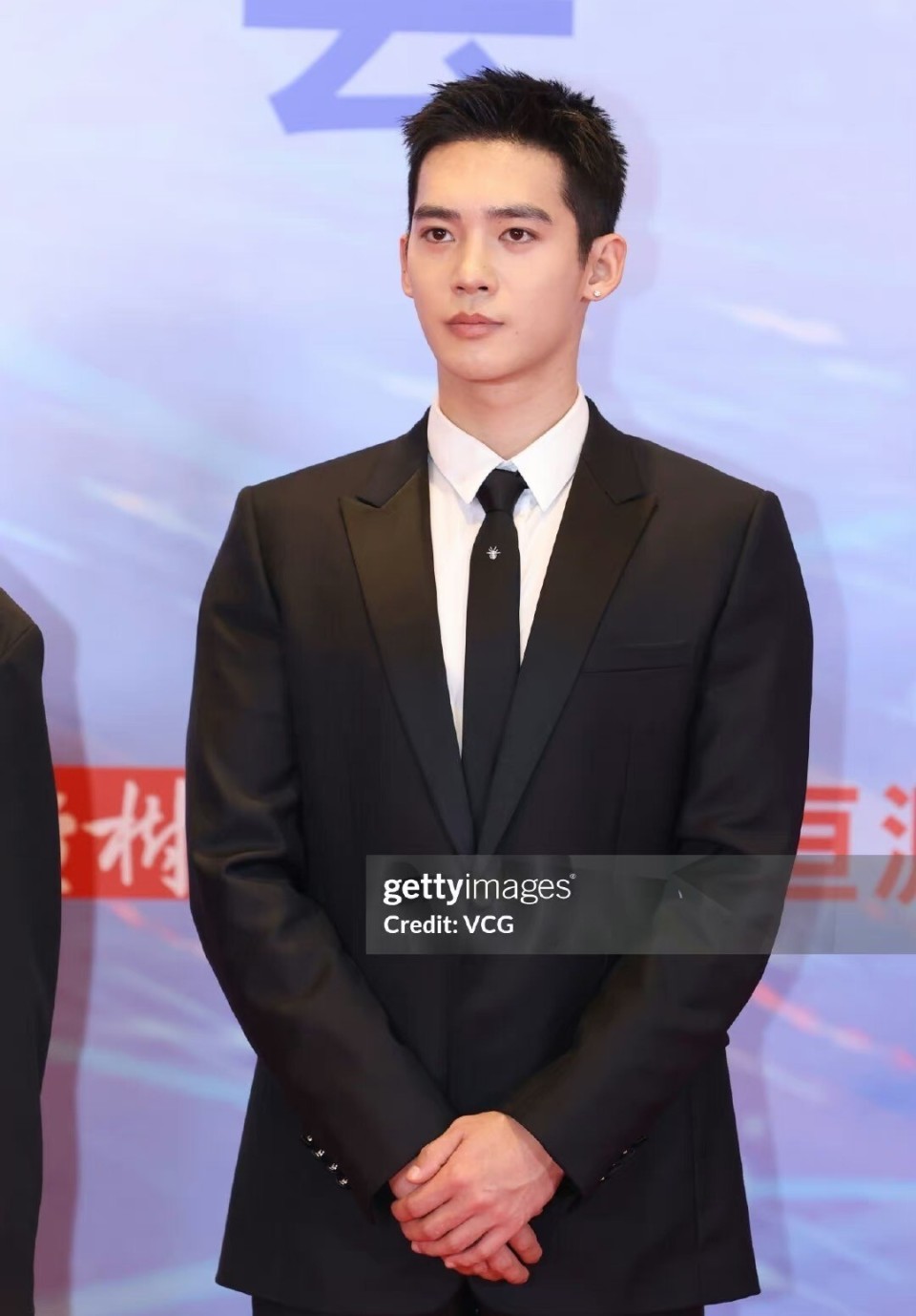 电影盛典红毯:张小斐短发香肩太迷人,袁泉知性优雅,苏有朋发福_腾讯