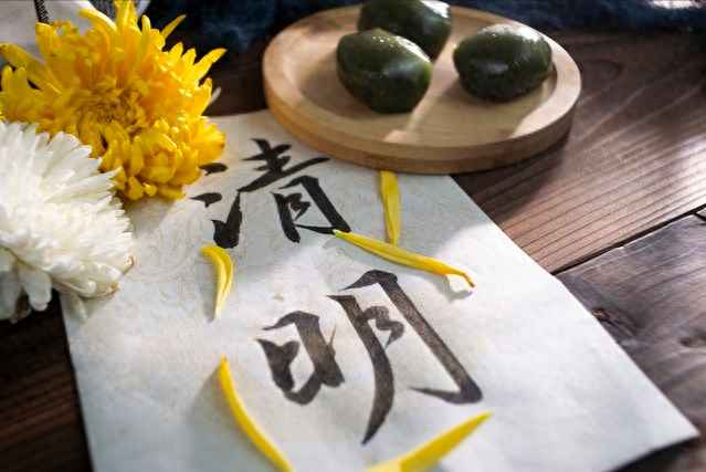 "饿死不吃坟前供",清明节上坟,祭祀完供品能吃掉吗?答案来了