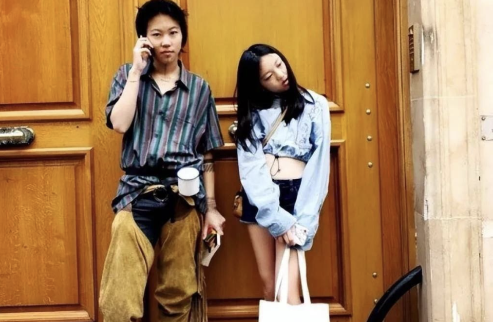 同样是王菲的女儿,一个酷一个甜,窦靖童和李嫣"差别"太大!