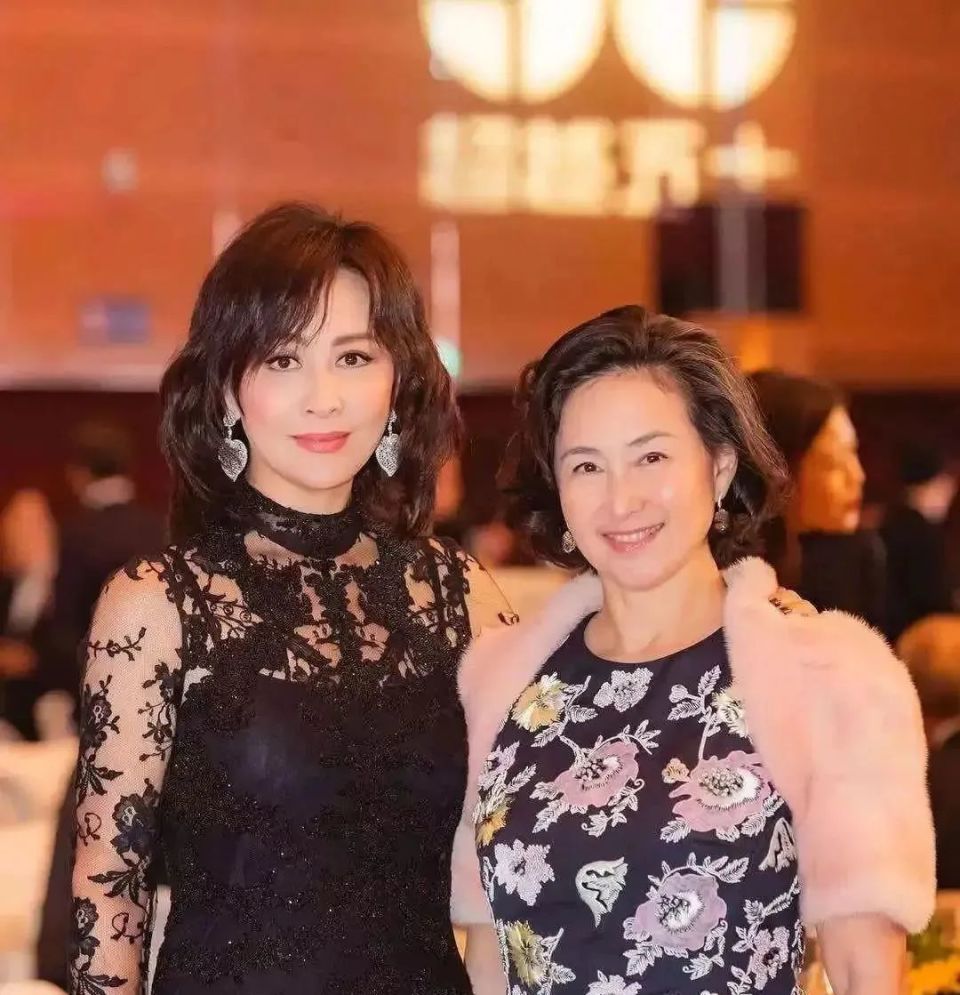 一张港圈名媛的大合照看出了刘嘉玲的真实地位