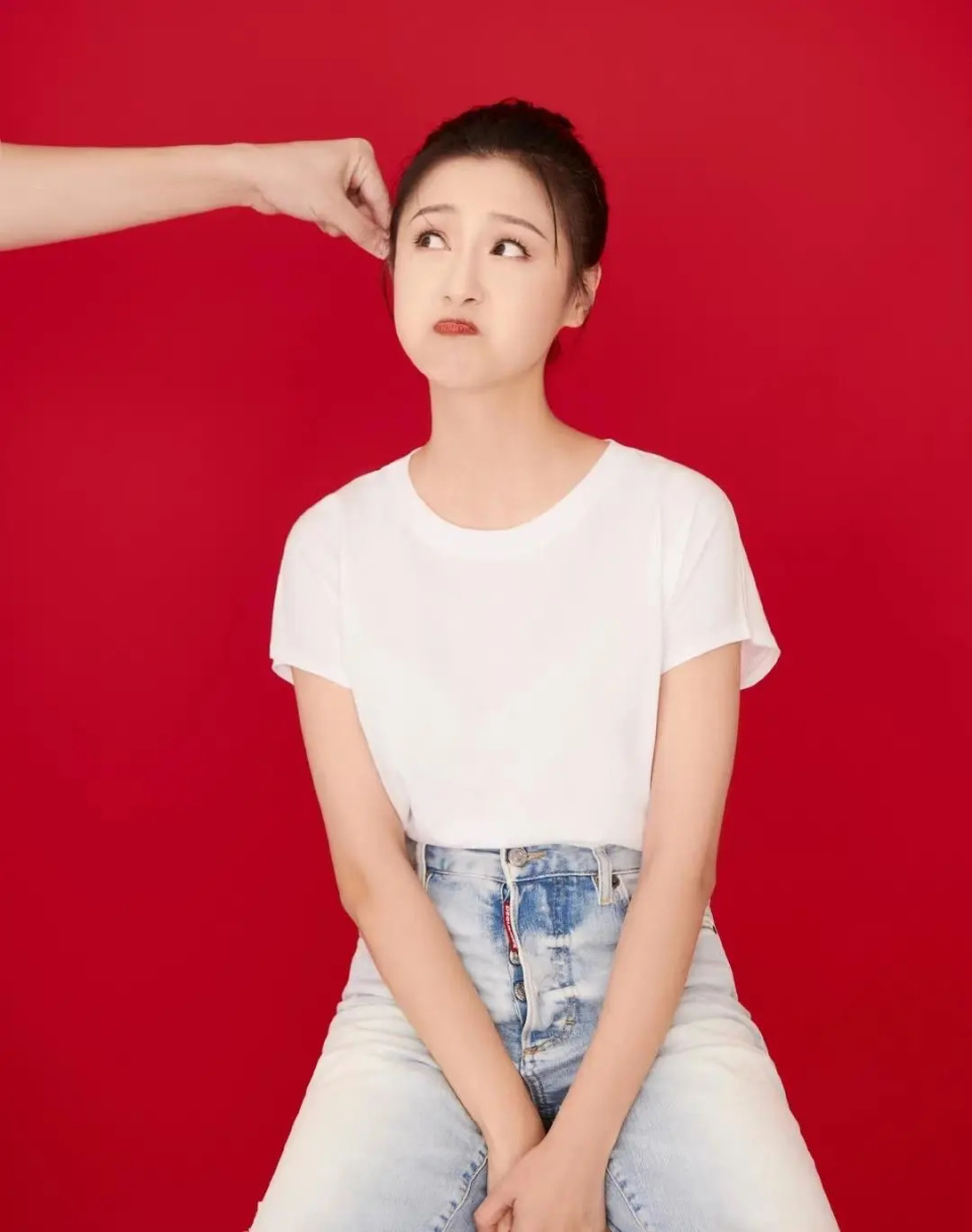 照片中,王彦霖和艾佳妮捧着女儿的小脚丫,满满的幸福感直接溢出屏幕.