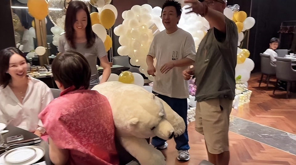 黄渤亮相姐姐生日宴,豪华现场引网友热议,亲自献唱《忘不了》_腾讯