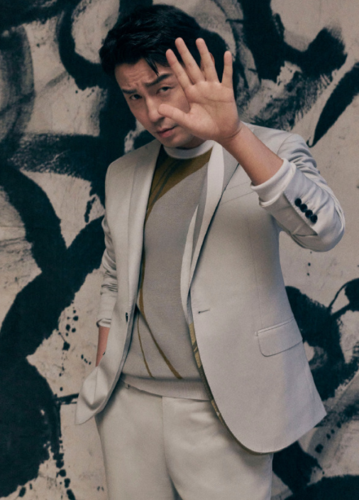 雷佳音夫妇逛公园零互动太低调女方素颜男方不刮胡须都好真实