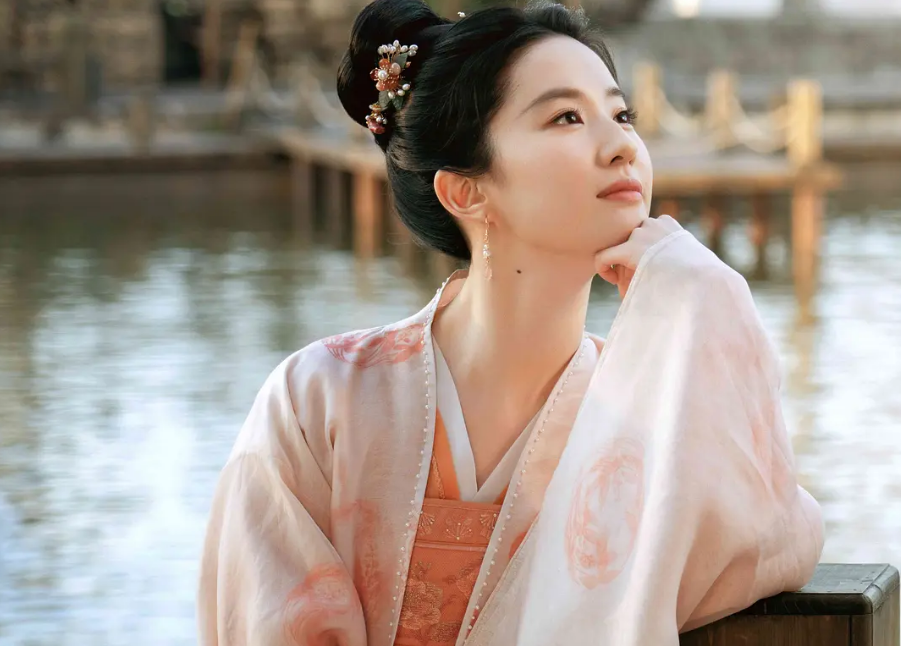 早在2005年的《仙剑奇侠传》里,刘亦菲饰演的赵灵儿,无疑是吸引了很多