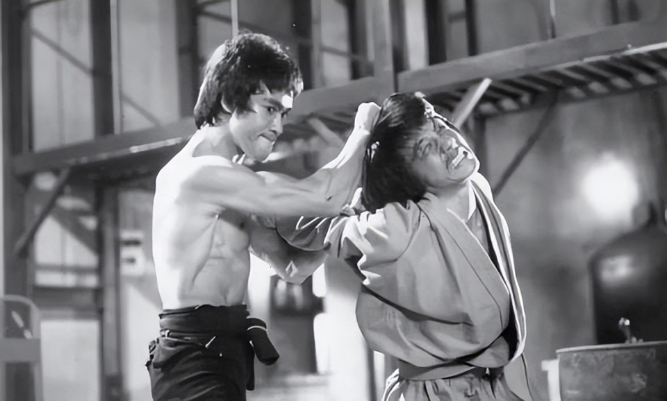 成龙服老了?新片不再执着动作片,搭档彭昱畅,转型走温情路线_腾讯新闻