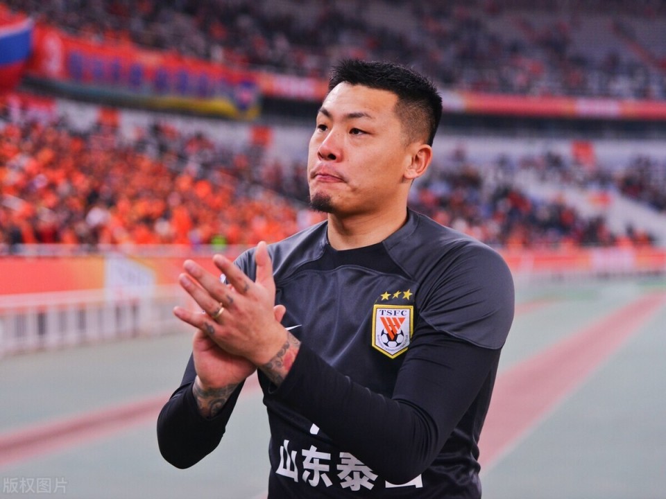 意外鲁能丢球王大雷负全责球迷这个球换成颜骏凌绝对进不了