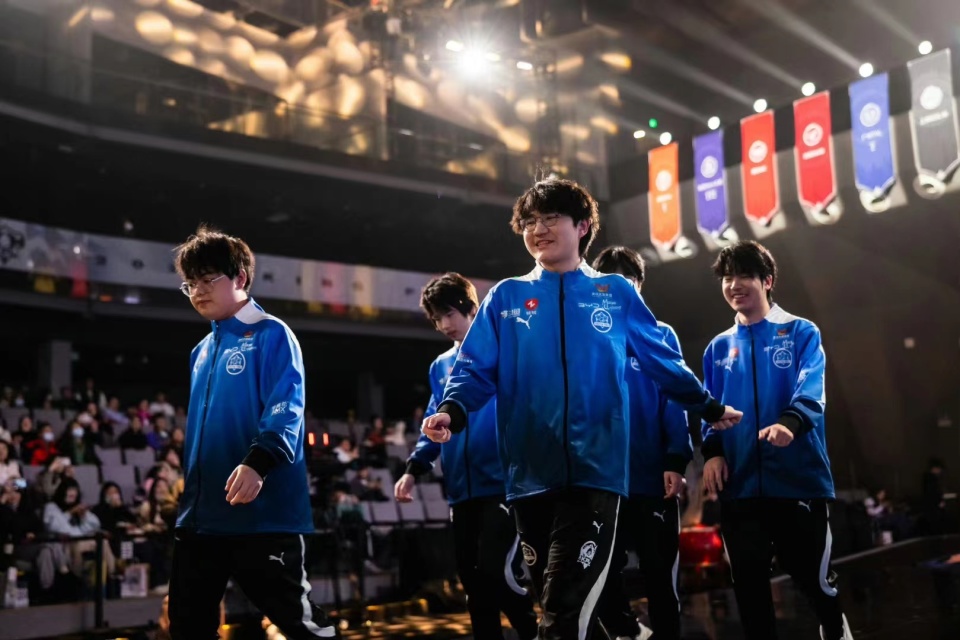 estar31大胜rngm稳居b组第一全员状态回暖有望进季后赛