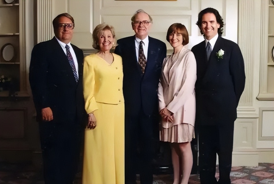 巴菲特的子女现状如何?大女儿是家庭主妇,二儿子则喜欢种地-腾讯新闻