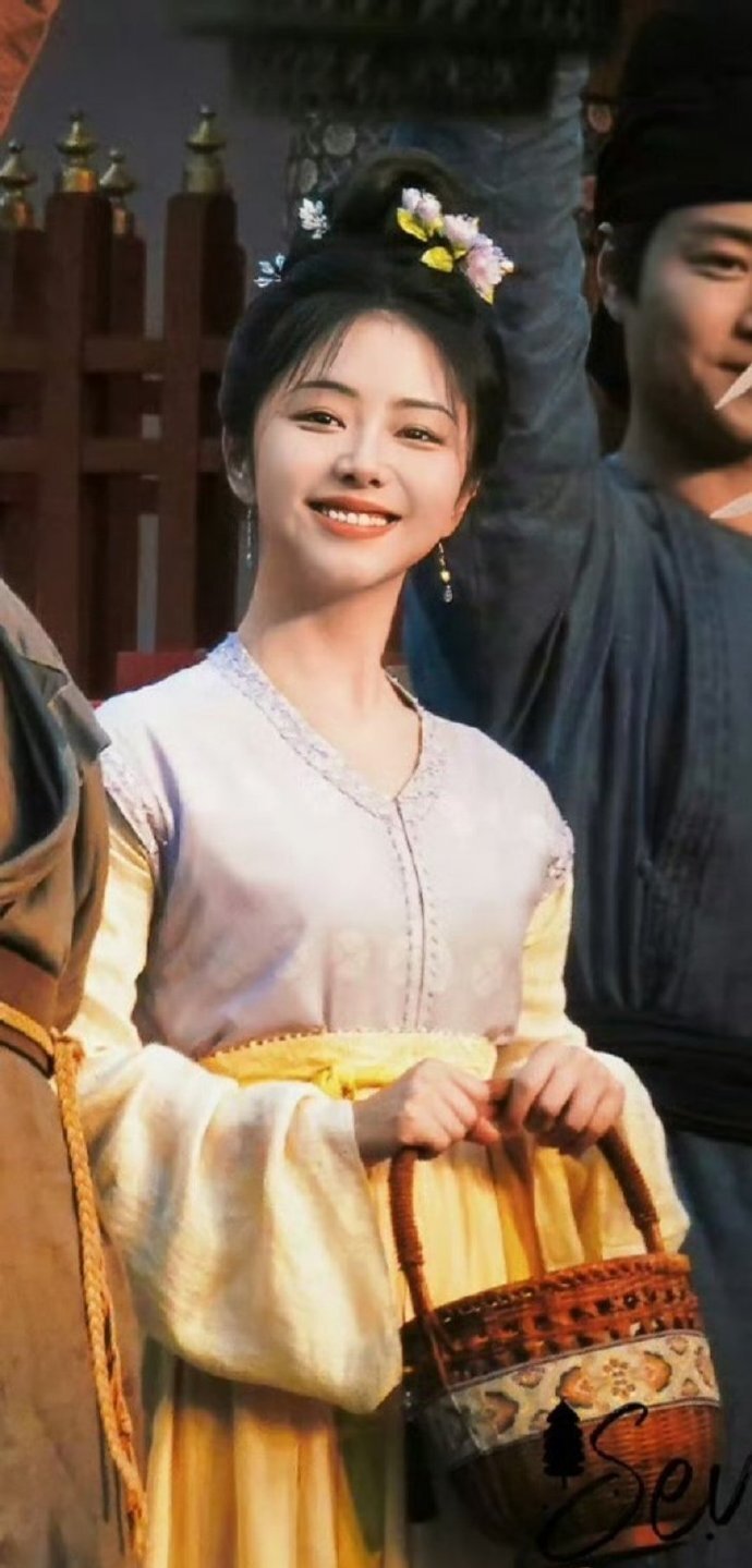 谭松韵圆圆润润的脸蛋,其实是很适合这种低的襦裙,脖子上的遮挡越少