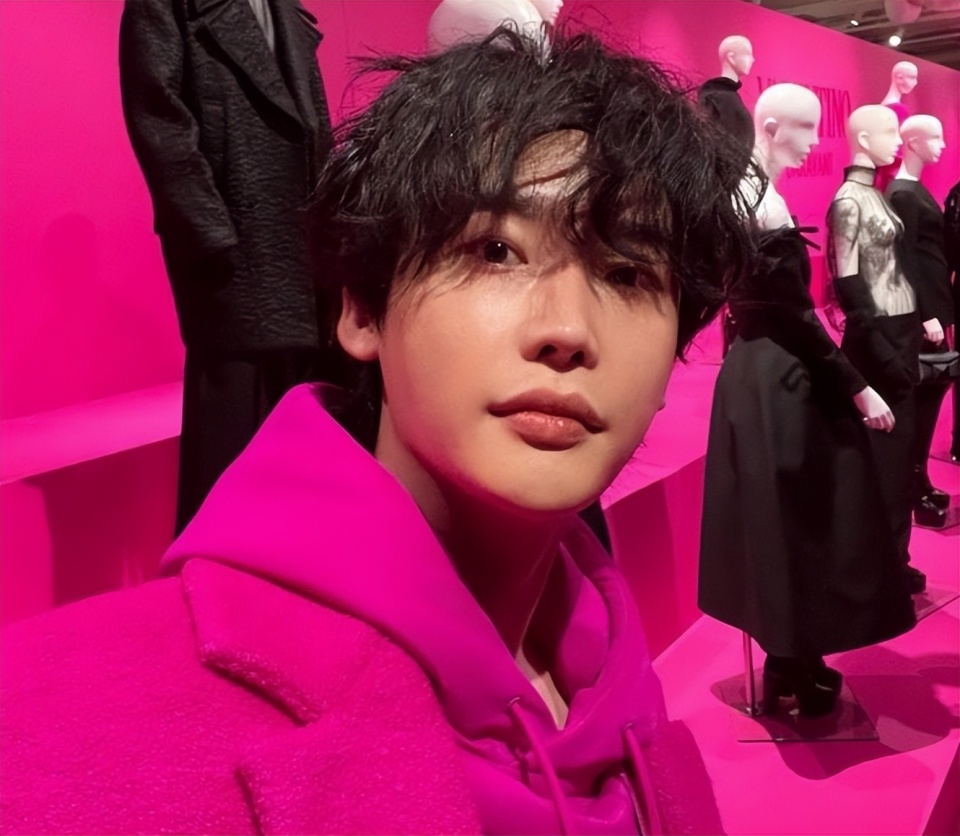 33岁韩星李钟硕最新生图曝光!脸肿发腮油光满面,鼻子彻底崩了