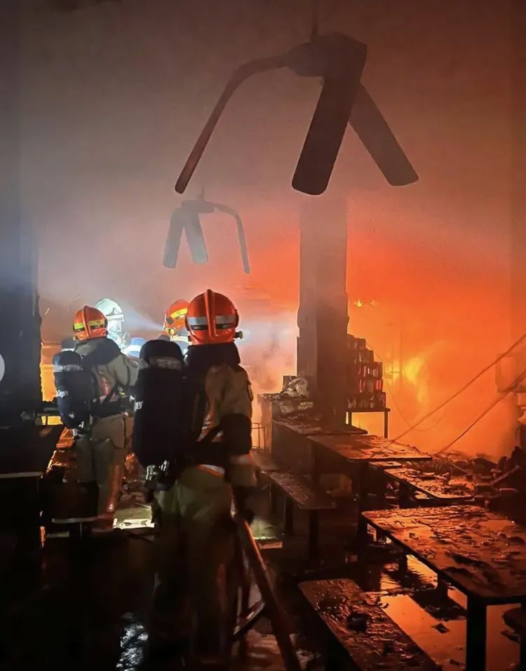 新加坡突发火灾,李显龙亲赴现场慰问!