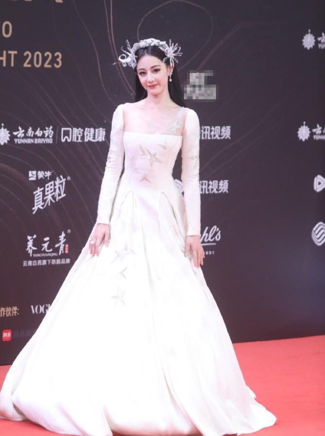 星光大赏红毯盘点王鹤棣田曦薇磕到了热巴杨紫红毯争锋