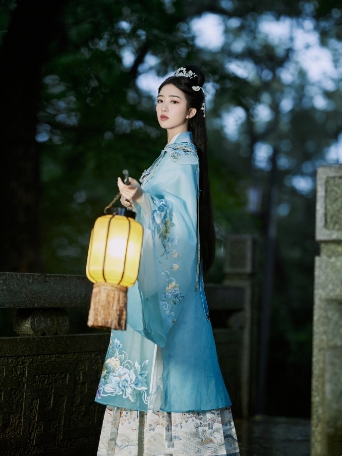 《大理寺少卿游》后,丁禹兮又一古装剧来了,与邓恩熙演假面夫妻,联手