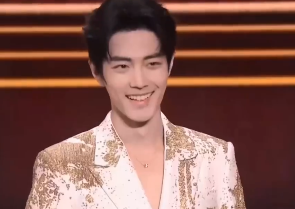 央视红毯,肖战真空上阵,王子文大露背,毛晓彤抹胸裙,都不怕冷_腾讯