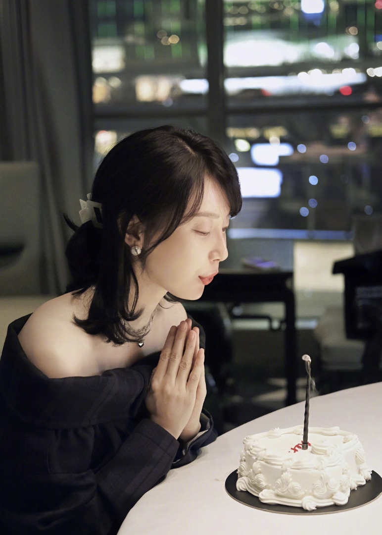 虽然嘴上说不爱过生日,但真的到了庆生环节的时候,陈数还是精心打扮了