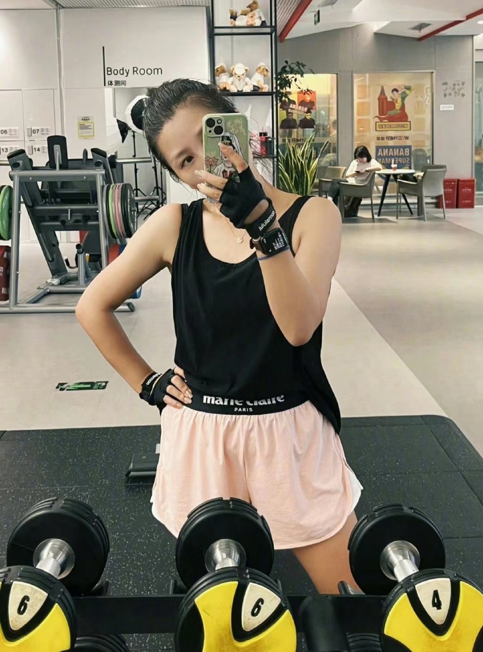 何洁晒复工照美出新高度,鼻钉纹身个性张扬,曾自曝减肥瘦近70斤_腾讯