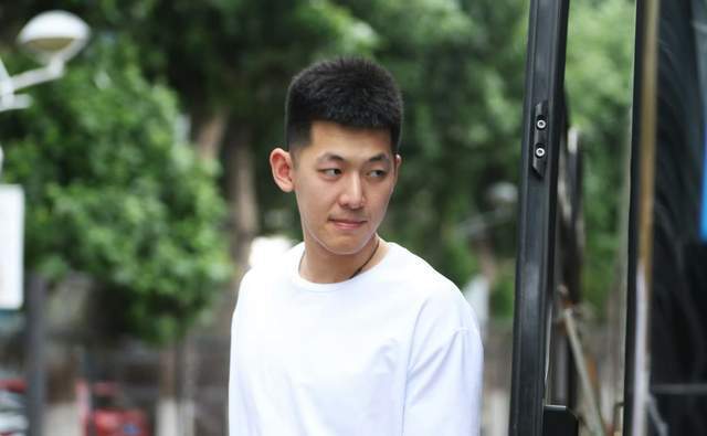 辽宁男篮续约2.14米中锋，李晓旭有望再战1年，姜宇星跟队，邀请赛首秀