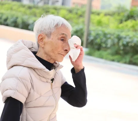 85岁演员梁爱复出拍戏面容枯瘦,老年丧子孤苦伶仃,一生悲惨但不言放弃