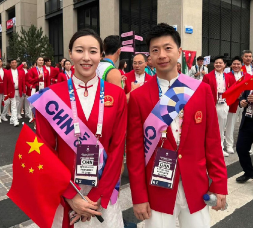 巴黎奥运会开幕式：中国代表团乘船亮相 马龙挥舞国旗中国红闪耀巴黎_腾讯新闻