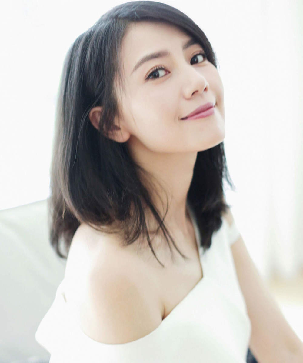 43岁高圆圆挤地铁出行素颜戴口罩无人认出低头玩手机很专注