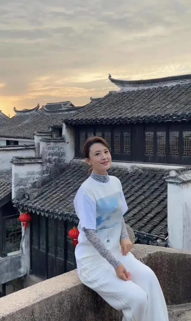 央视美女主持人张蕾：不顾反对嫁给大20岁老公，如今42岁生活幸福新概念英语音频下载2023已更新(网易/知乎)新概念英语音频下载