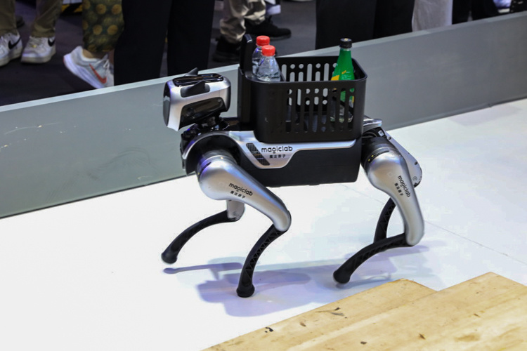 魔法原子首秀MagicBot Z1机器人：最高50自由度惊艳WAIC2025_腾讯新闻