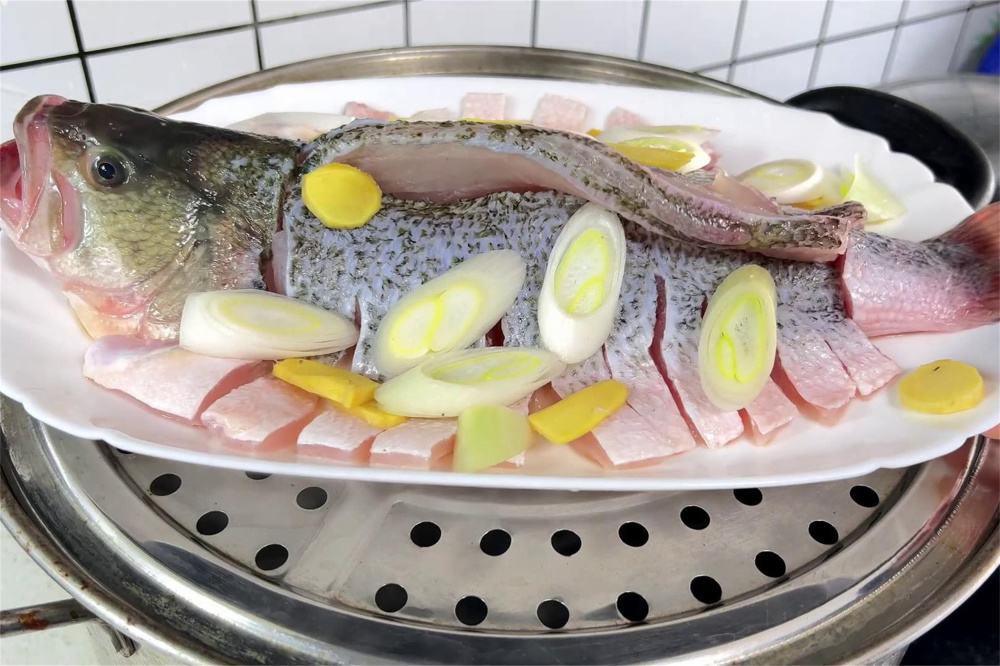 龙年年夜饭,"开屏鲈鱼"记得端上桌,寓意年年有余,吉祥如意_腾讯新闻