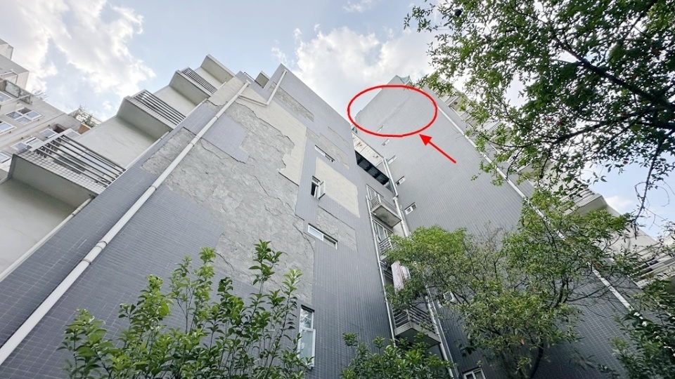 成都一高楼外墙大面积脱落,居民头顶"悬雷"何时解?