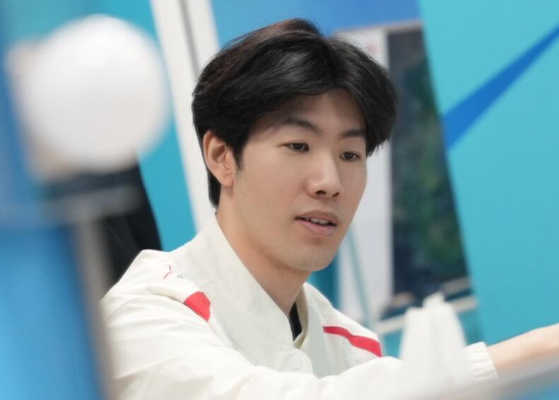 就是在比赛中omg的上单山鸡在单杀theshy之后,亮了一个弱爆的图标