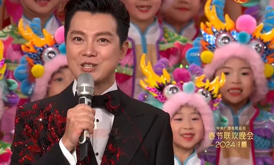 2024春晚主持团：马凡舒3套华服让人惊艳，龙洋富贵，撒贝宁好接地气_腾讯新闻