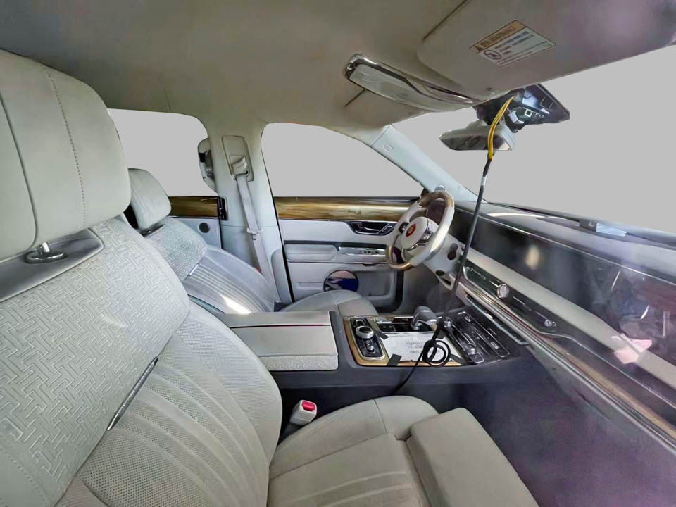 至于内饰方面的表现上,红旗l4并没有很强的科技感,但是设计也是颇具