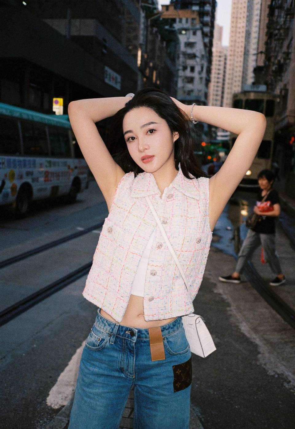 原来女演员的一天这样度过!孙嘉璐片场搞怪,笑言是"戏精本尊"