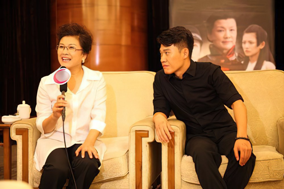 确实,作为演员,宋楚炎曾一度以姑妈骄傲,但这也一度是他的困扰:难怪宋