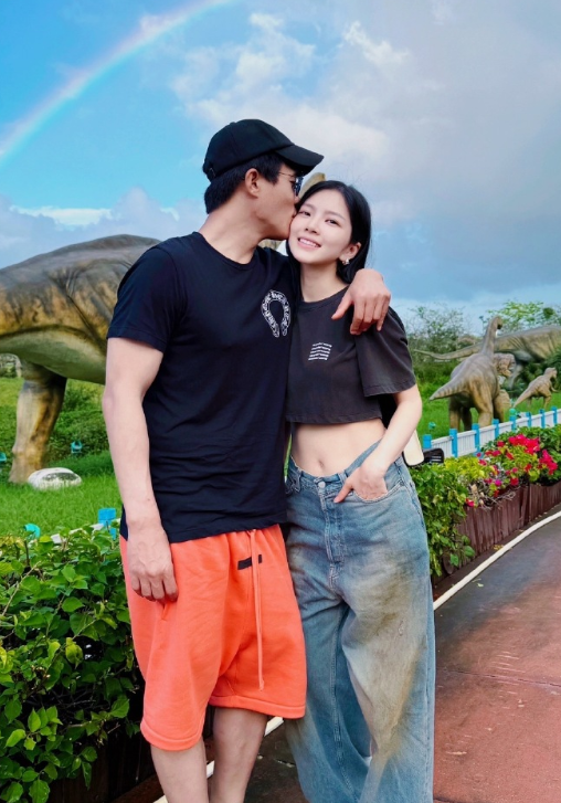 杜淳老婆晒照,否认不讨婆婆喜欢,狂夸杜妈年轻时漂亮个高有气质