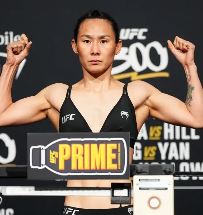 闫晓楠态度巨大反转!称重现场主动握手张伟丽 点头弯腰无比谦卑