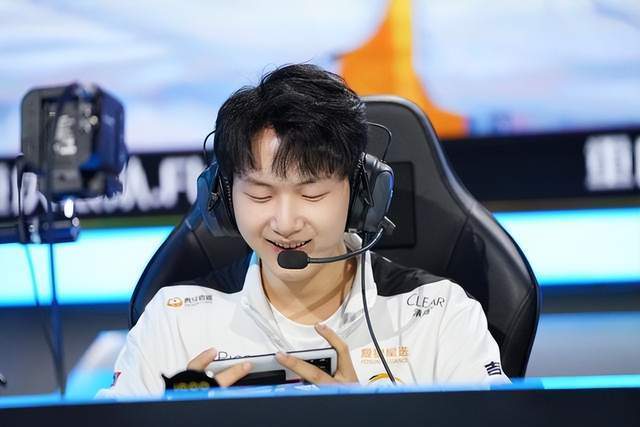 小将fly登上赛场,那时恐怕没有人会想到他会成长为日后的"飞牛大将军"