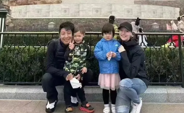 撒贝宁一家口四游迪士尼,混血儿女正脸曝光,老婆身高美貌逆天