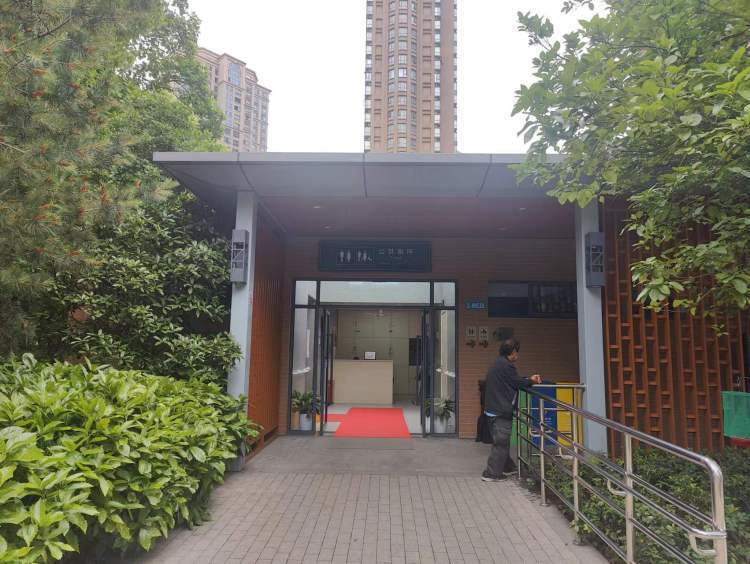 该公共厕所门口坡道平缓,公厕根据功能细分为"男女公厕""第三卫生间""