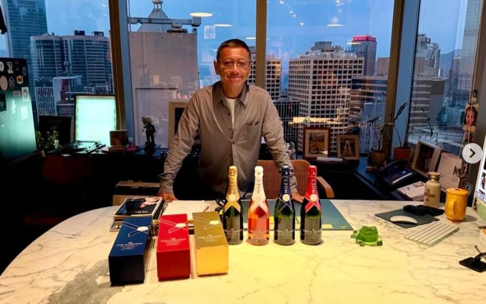 霍启山捧场杨受成长子夜店，俩阔少把酒言欢，58岁杨其龙样子沧桑_腾讯新闻