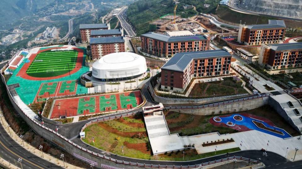 四川金阳县东山中学正式投用 搬迁户子女在家门口就能读好学校-腾讯