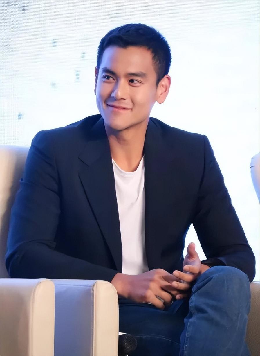 要说看男星剃寸头,还得从硬汉彭于晏看起,拍摄了那么多电影,不仅身材