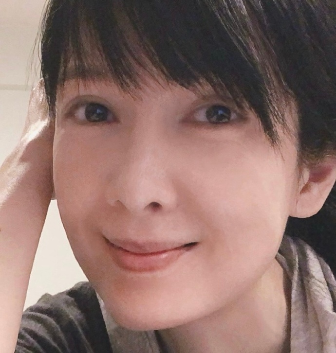 而早前周慧敏晒出的高清舞台照也是惊艳众人,看到她妆发精致,身穿礼服