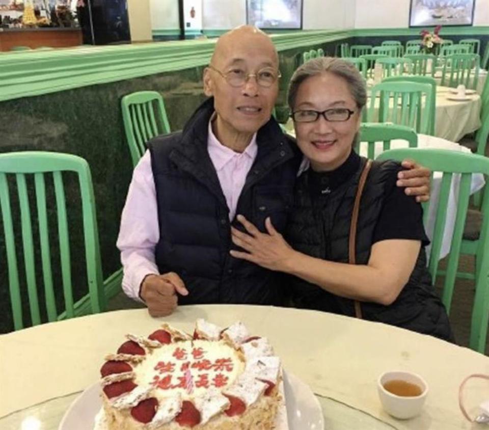岳华78岁遗孀恬妮近照曝光，满头银发气质不减，长居加国潜心修佛_腾讯新闻