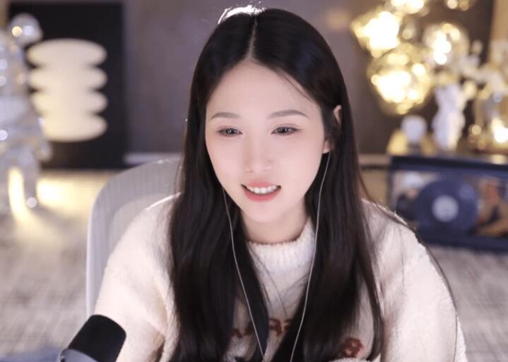 女主播镜头前换衣服被封,复播后变老实,穿起高领长袖不敢跳舞_腾讯