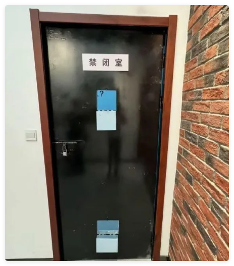 花臂裸男持刀闯奶茶店 ,败给了店员旋风腿和麒麟臂