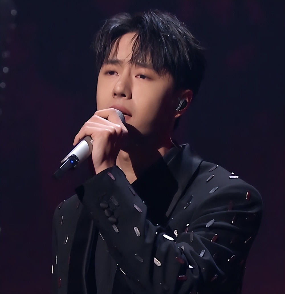 湖南小年夜春晚:王一博假唱被嘲,何炅强忍眼泪,少年团真唱获赞插图22