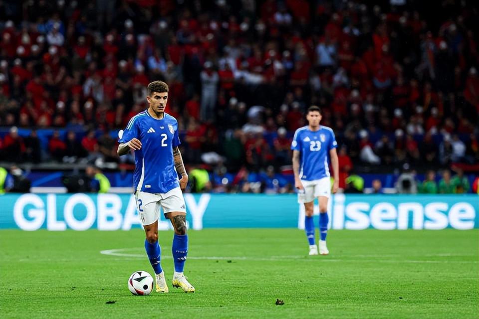 意大利队似乎无心进取,慢悠悠持球倒脚,踢起了养生足球