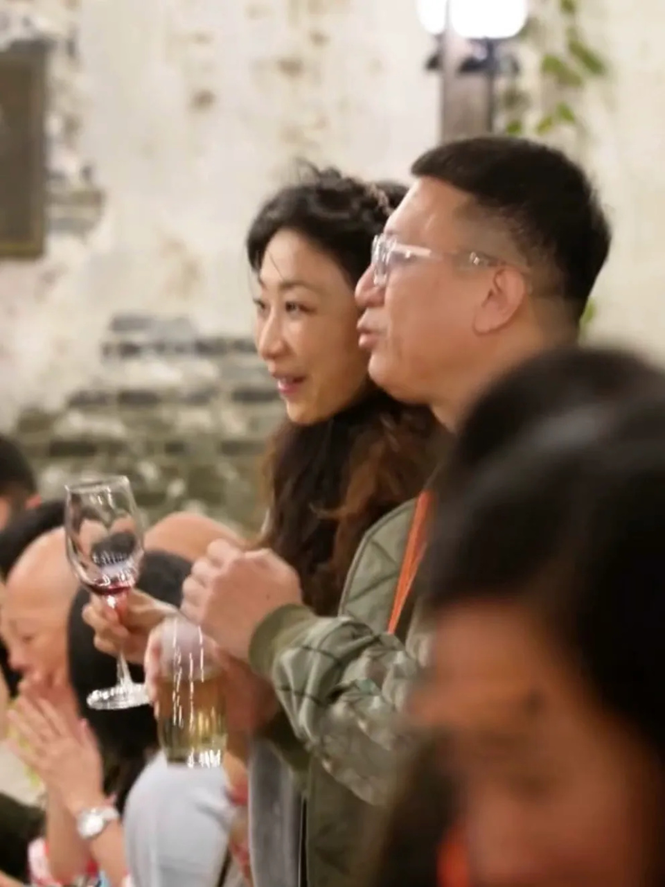 孙红雷携娇妻现身长桌宴，40岁王骏迪颜值在线，两人很有夫妻相_腾讯新闻