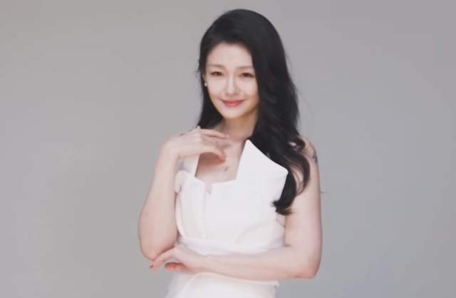 大s反悔复出娱乐圈高调晒全新代言视频被爱情滋润的女人最美