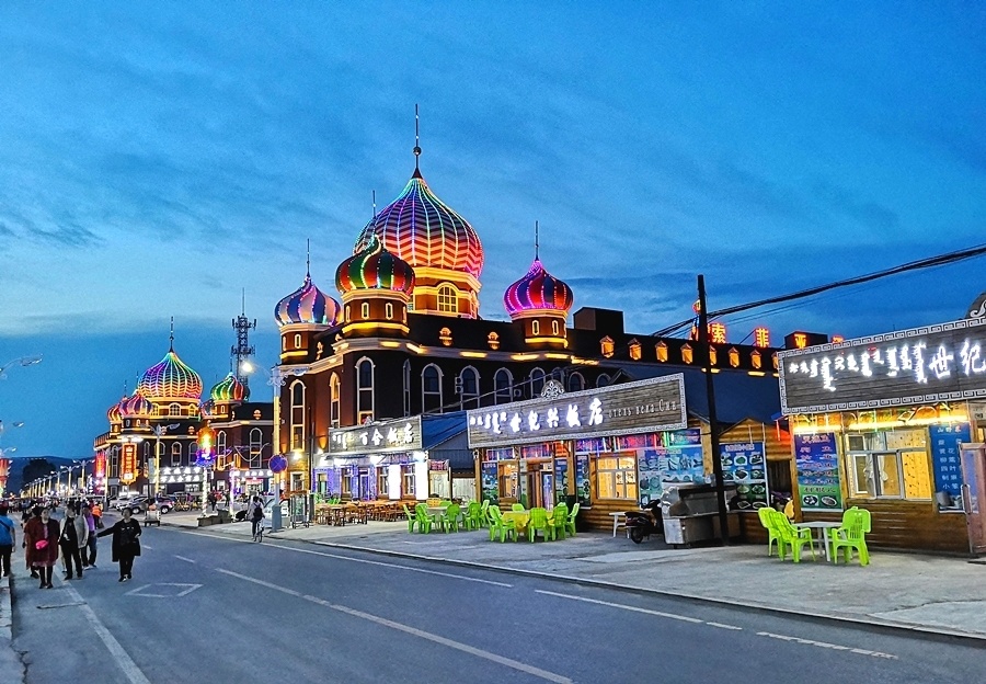 傍晚时分,站在山顶上远眺风光独特而又有魅力的室韦小镇.